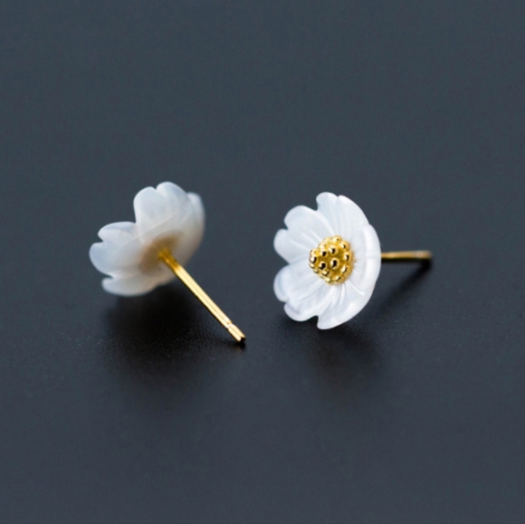 Gorgeous Flower Stud Earrings - Picture 2 of 5